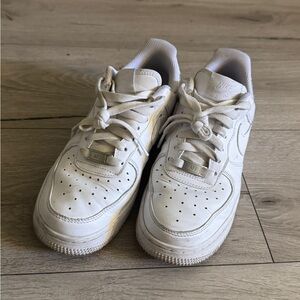 Nike White Sneakers Classic Air Force 1 Design